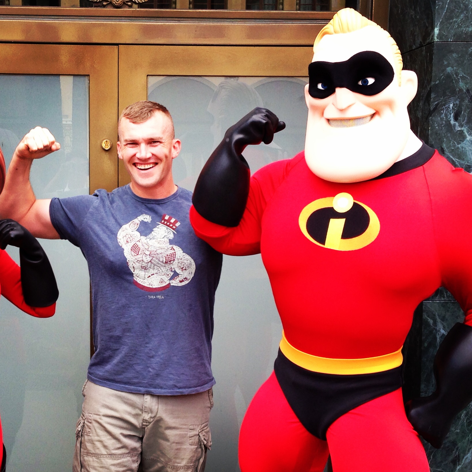 mr incredible character photo california adventure park