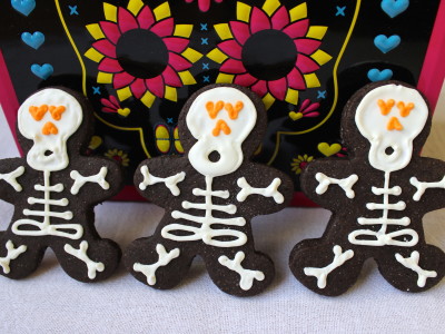 Chocolate-cinnamon skeleton cookies for Halloween!